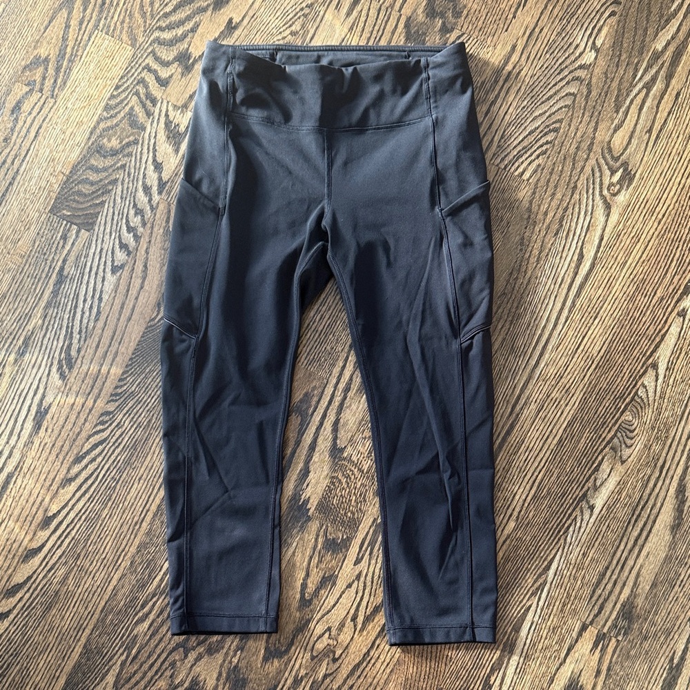Black Cropped LULULEMON Women’s Leggings. Size 6. Side pockets. Back zipper